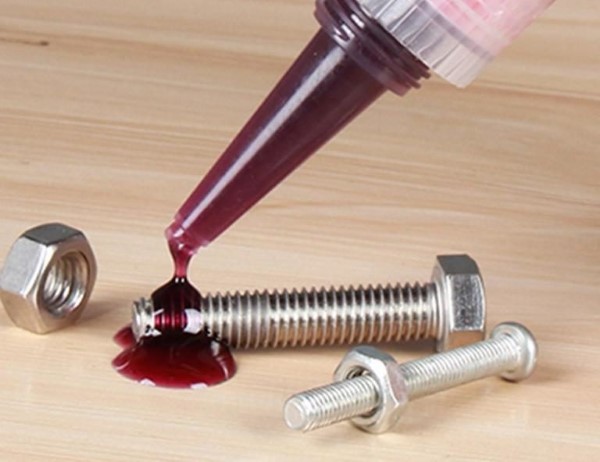 Cách vặn ốc bị chặt bằng dầu nhớt