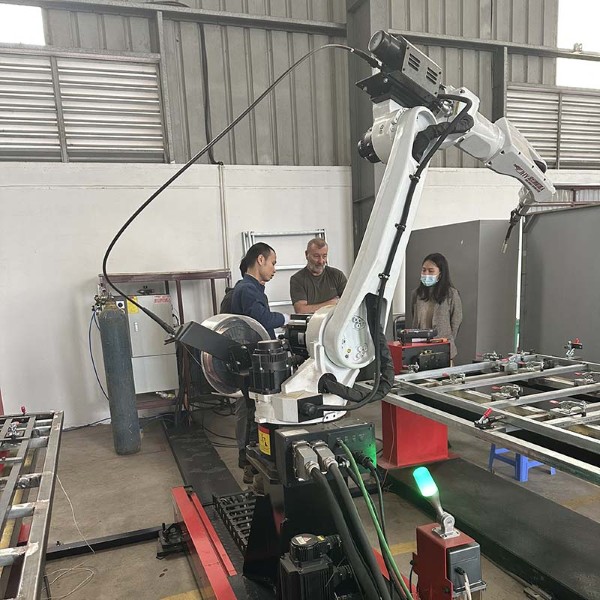 Máy in 3D CNC là thiết bị kết hợp giữa công nghệ in 3D và gia công CNC